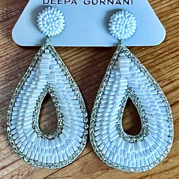 🌺🎉HP🎉🌺 NWT Deepa Gurnani Beaded White Crystal Hoop Chandeliers - Picture 4 of 16